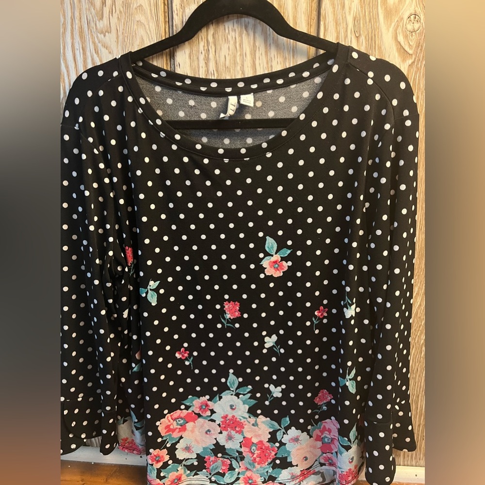 ~Black and White Polka Dot Top~